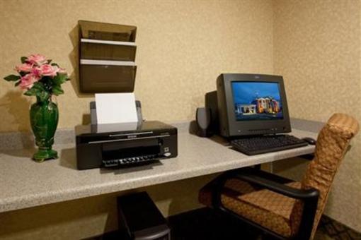 фото отеля Holiday Inn Express Hotel & Suites Youngstown North Lima