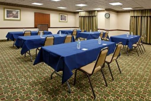 фото отеля Holiday Inn Express Hotel & Suites Youngstown North Lima