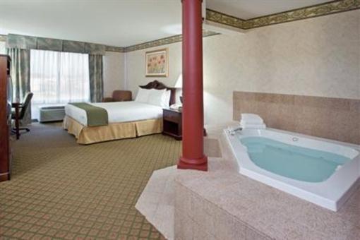 фото отеля Holiday Inn Express Hotel & Suites Youngstown North Lima