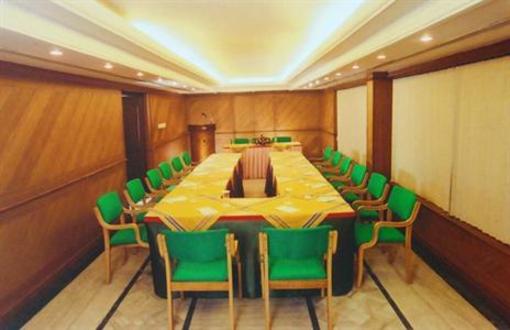 фото отеля Yuvarani Residency