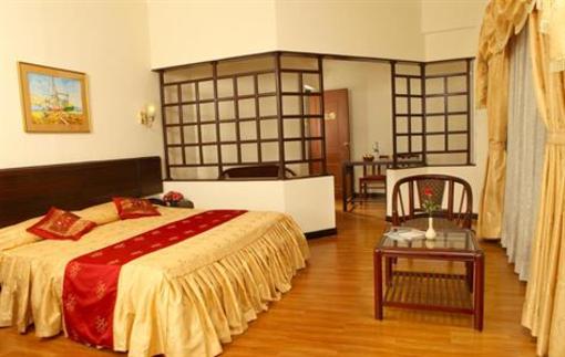 фото отеля Yuvarani Residency