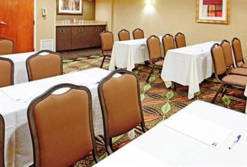 фото отеля Holiday Inn Express Saugus Logan Airport