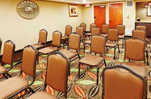 фото отеля Holiday Inn Express Saugus Logan Airport