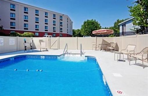 фото отеля Holiday Inn Express Saugus Logan Airport