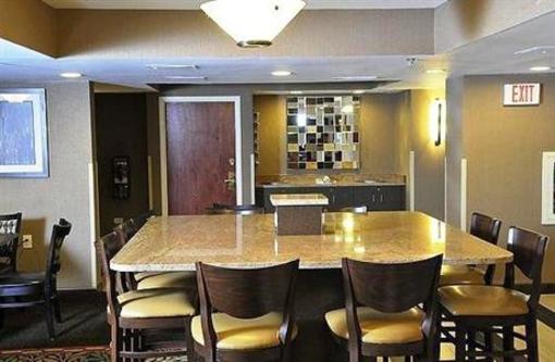фото отеля Holiday Inn Express Saugus Logan Airport