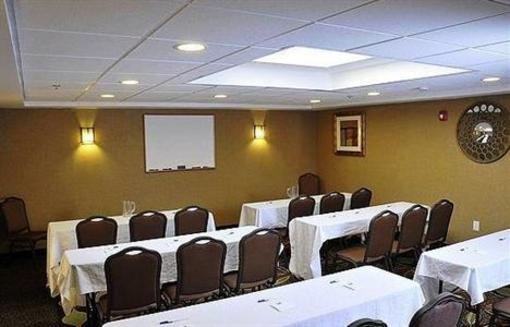 фото отеля Holiday Inn Express Saugus Logan Airport