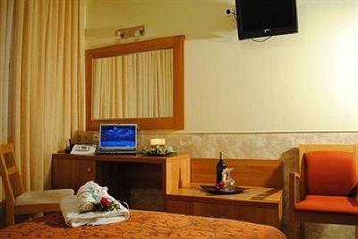 фото отеля Ideal Hotel Piraeus