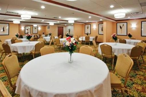 фото отеля Holiday Inn Express Hotel & Suites Fredericksburg (Virginia)