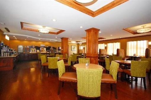 фото отеля Holiday Inn Express Hotel & Suites Fredericksburg (Virginia)