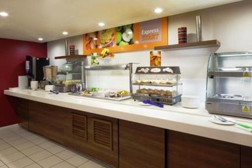 фото отеля Holiday Inn Express Northampton M1 Jct 15