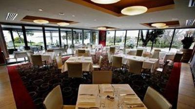 фото отеля Chifley Hotel & Apartments Geelong