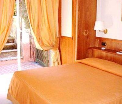 фото отеля Vis a Vis Hotel