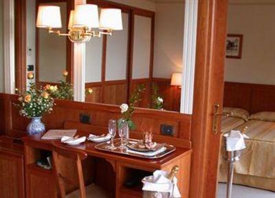 фото отеля Vis a Vis Hotel