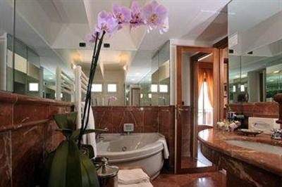 фото отеля Vis a Vis Hotel