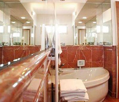 фото отеля Vis a Vis Hotel