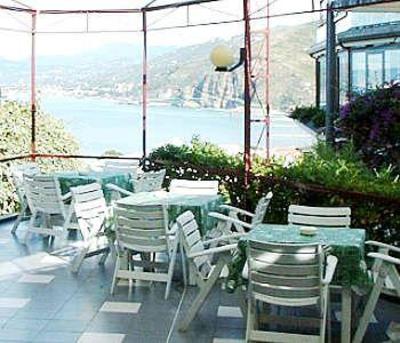 фото отеля Vis a Vis Hotel