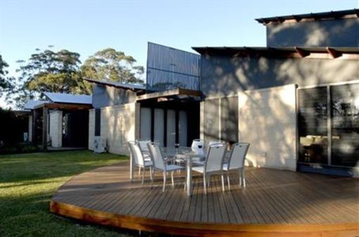 фото отеля By The Beach B & B Self-Contained Apartments