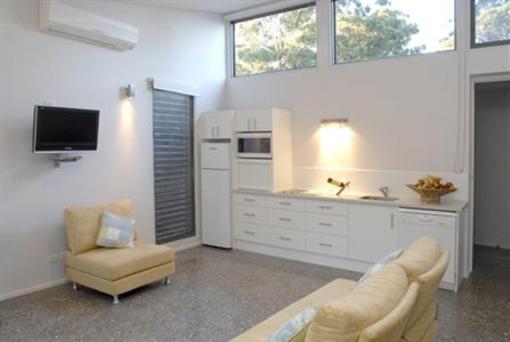фото отеля By The Beach B & B Self-Contained Apartments