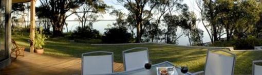 фото отеля By The Beach B & B Self-Contained Apartments