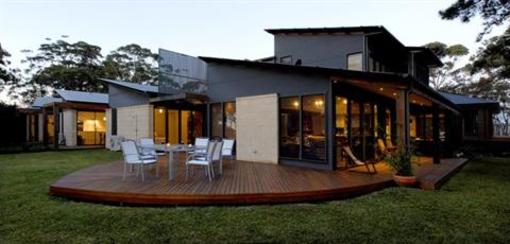 фото отеля By The Beach B & B Self-Contained Apartments