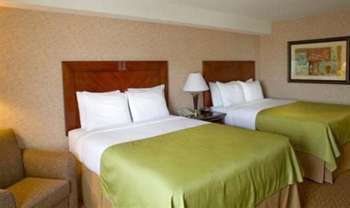 фото отеля Pacific Host Inn & Suites