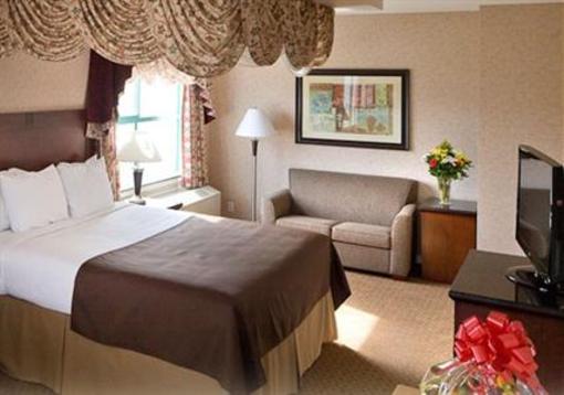 фото отеля Pacific Host Inn & Suites