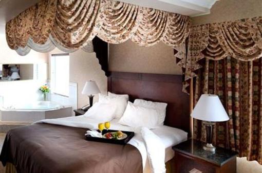 фото отеля Pacific Host Inn & Suites