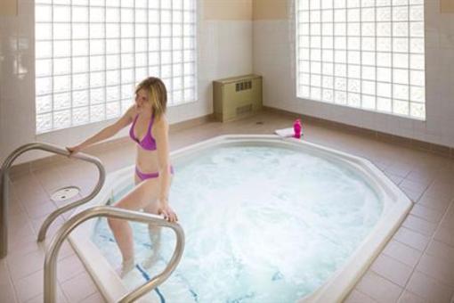 фото отеля Pacific Host Inn & Suites