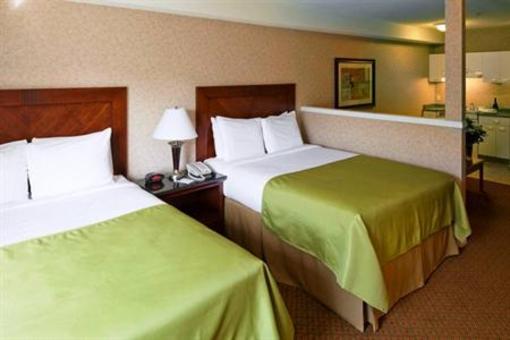 фото отеля Pacific Host Inn & Suites