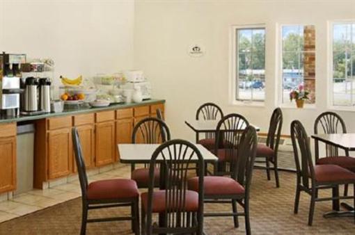 фото отеля Wamego Inn & Suites