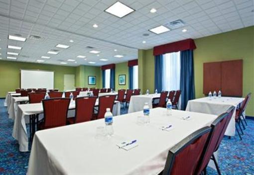 фото отеля Holiday Inn Express Hotel & Suites Akron South Airport Area
