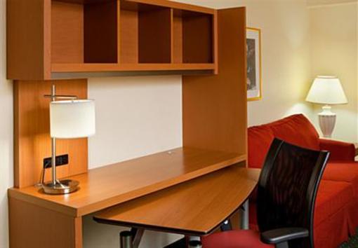 фото отеля TownePlace Suites Cleveland Airport