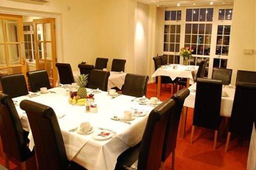 фото отеля Cumberland House Bed and Breakfast Gatwick Horley