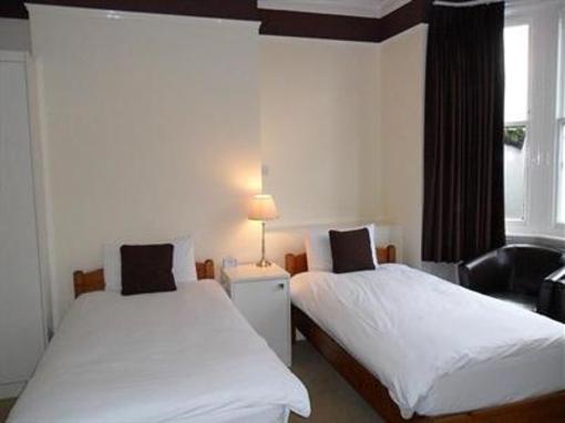 фото отеля Cumberland House Bed and Breakfast Gatwick Horley