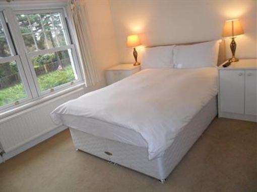 фото отеля Cumberland House Bed and Breakfast Gatwick Horley