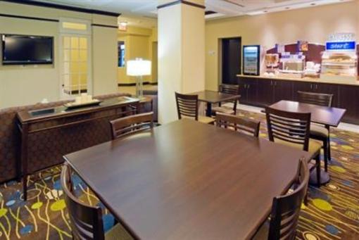 фото отеля Holiday Inn Express & Suites Fort Myers- The Forum