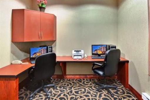фото отеля Holiday Inn Express Hotel & Suites Newmarket