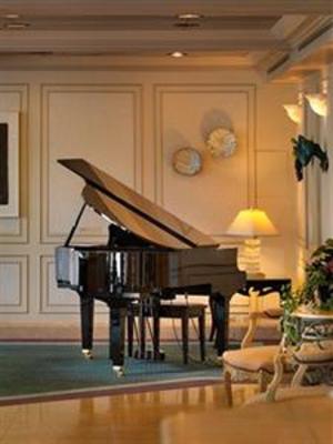 фото отеля Chateau Victoria Hotel and Suites