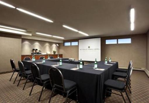 фото отеля International Hotel Suites Calgary