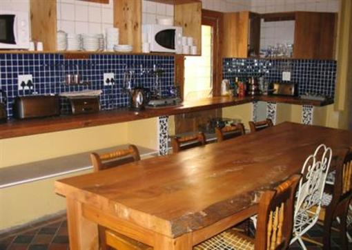 фото отеля Mountain Manor Back Packers Lodge