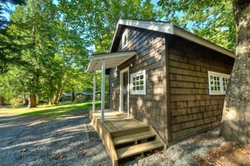 фото отеля Sunwolf Riverside Cabins