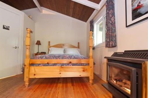 фото отеля Sunwolf Riverside Cabins