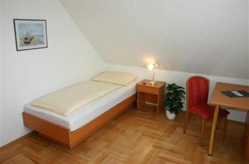 фото отеля Garni Hotel Rodelheimer Hof Frankfurt am Main