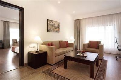 фото отеля Gateway Airport Garden Hotel