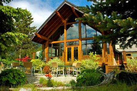 фото отеля Edgewater Lodge Whistler