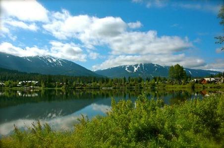 фото отеля Edgewater Lodge Whistler