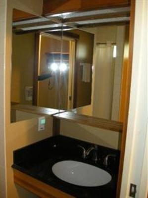 фото отеля Edgewater Lodge Whistler