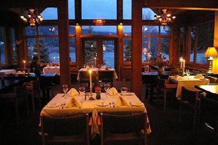 фото отеля Edgewater Lodge Whistler