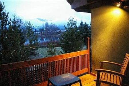 фото отеля Edgewater Lodge Whistler