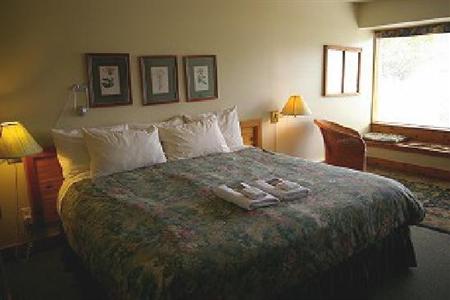 фото отеля Edgewater Lodge Whistler